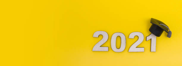 formatura 2021 número de madeira 2021 usando chapéu de pós-graduação na vista superior amarela. estandarte - junior high fotos - fotografias e filmes do acervo