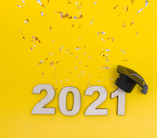 graduation 2021 wooden number 2021 in a graduate hat with confetti on a yellow background top view. square photo - junior high fotos imagens e fotografias de stock