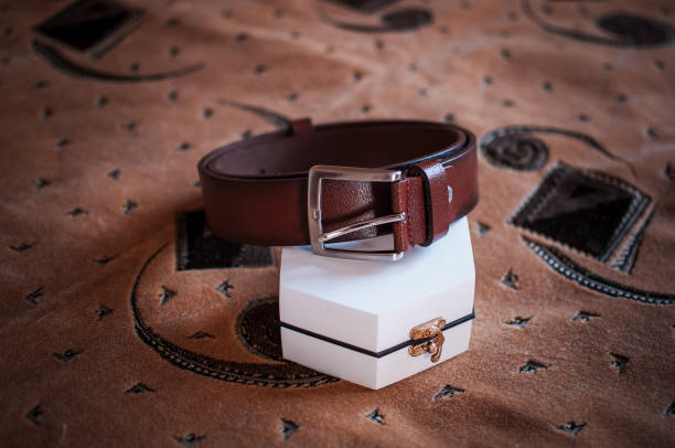 mann ledergürtel auf dem weißen ring-box - shoe groom wood luxury stock-fotos und bilder