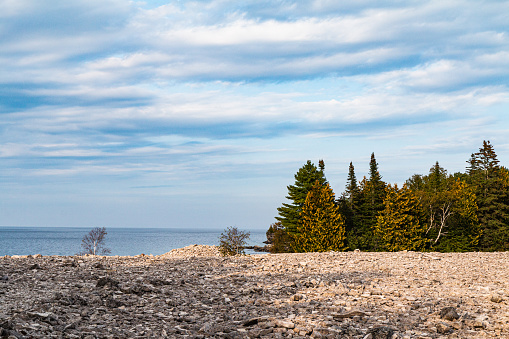 カナダのオンタリオ州でブルース半島を発見しそれは五大湖の一部であるギアギア湾ヒューロン湖の海岸線です カナダ オンタリオ州のストックフォト