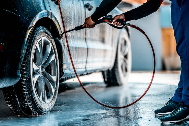 il processo di lavaggio su un autolavaggio self-service - car wash car cleaning washing foto e immagini stock