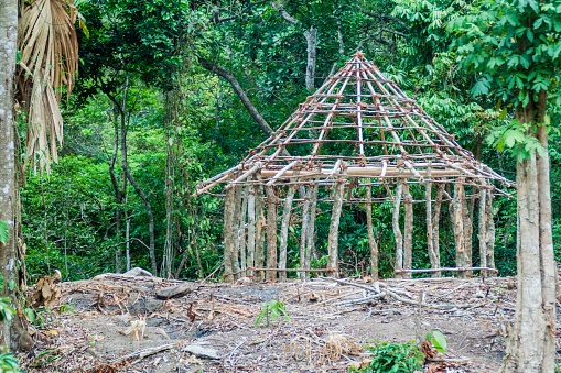 Casa rústica tradicional del pueblo indígena Kogi está en construcción en el Parque Nacional Tayrona, Colombia photo