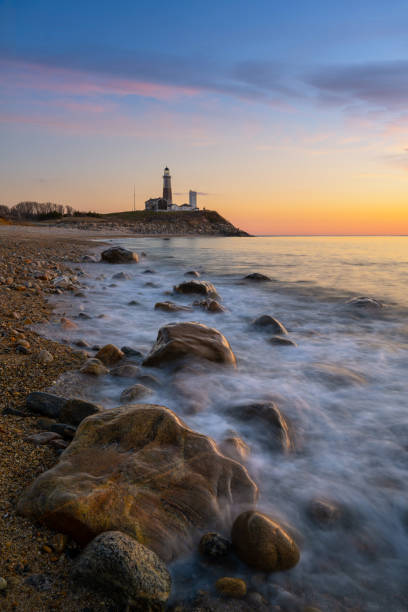 costa de rocky montauk em nova york ao nascer do sol - montauk lighthouse - fotografias e filmes do acervo