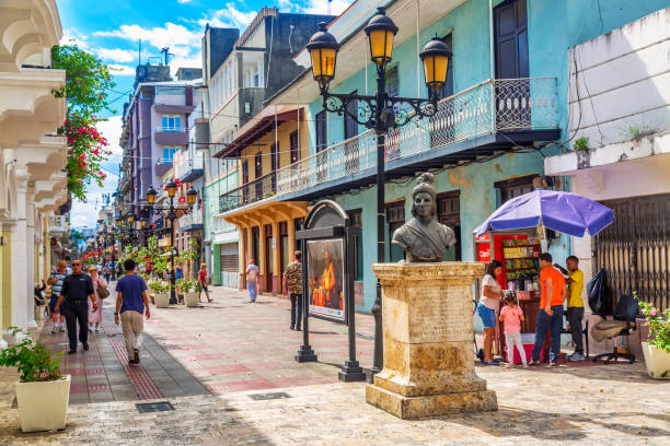 estatua de bartolomé colón en la calle el conde en el centro colonial de santo domingo, república dominicana - colony fotografías e imágenes de stock