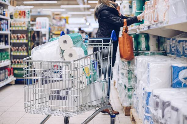 femme faisant des emplettes au supermarché choisissant le papier hygiénique. - toilet paper photos et images de collection