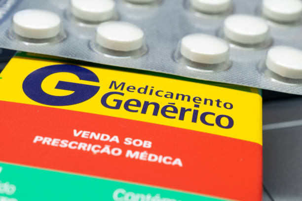 detalhe de caixa de medicina genérica e pacote de pílulas. foco seletivo. - generics - fotografias e filmes do acervo