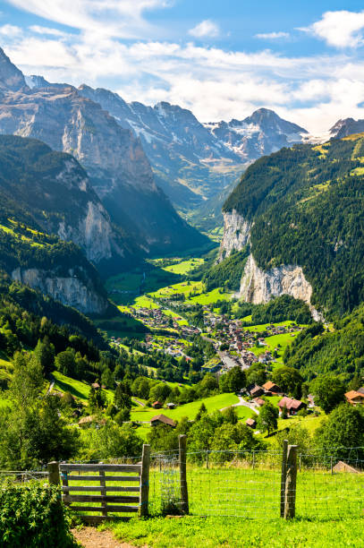 veduta della valle di lauterbrunnen nelle alpi svizzere - fence hill mountain range mountain foto e immagini stock