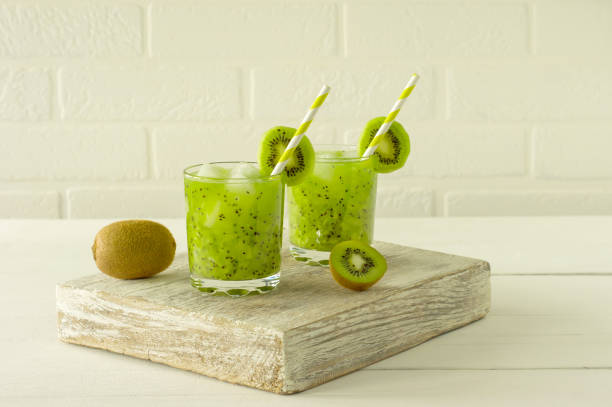 健康的な食事 - キウイ野菜と緑のビタミンスモチエ。エナギーのためのデトックス健康的な飲み物 - キウィフルーツ ストックフォトと画像