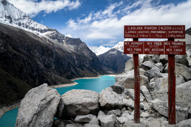 punto panoramico del lago paron nella cordillera blanca del perù - huaraz foto e immagini stock