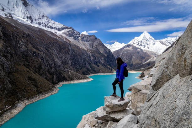 mulher turista olhando para o incrível lago paron em cordillera blanca do peru - mountain peru cordillera blanca mountain range - fotografias e filmes do acervo