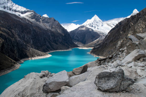 vista panoramica sul lago di paron, dietro c'è la vetta innevata del monte piramide - huaraz foto e immagini stock