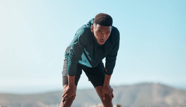 aspetta un attimo mentre prendo il respiro - running jogging african descent nature foto e immagini stock