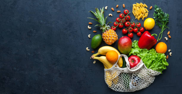 wegetariańskie jedzenie w torbie strunowej - fruits and vegetables zdjęcia i obrazy z banku zdjęć