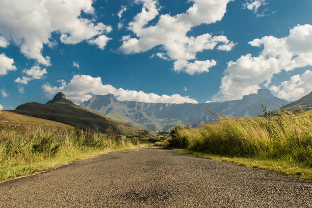 clouds над амфитеатром, южный drakenberge - scarp стоковые фото и изображения