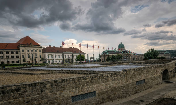 arquitectura antigua del palacio real y residencias en buda hill, budapest - fort budapest medieval royal palace of buda fotografías e imágenes de stock