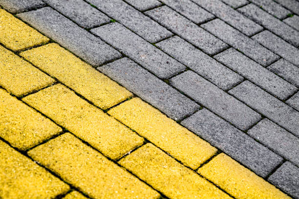 żółto-szara ściana z cegły - brick yellow road footpath zdjęcia i obrazy z banku zdjęć