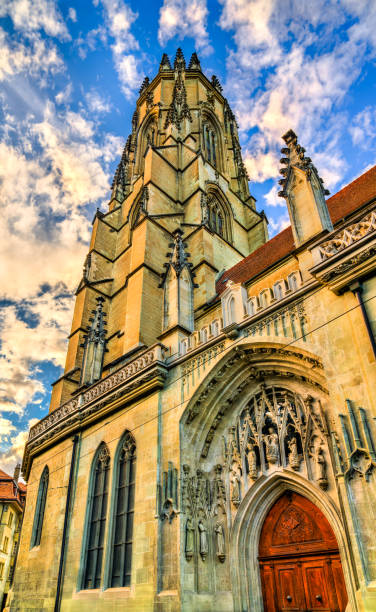 st. nicholas cathedral of fribourg in switzerland - fribourg imagens e fotografias de stock