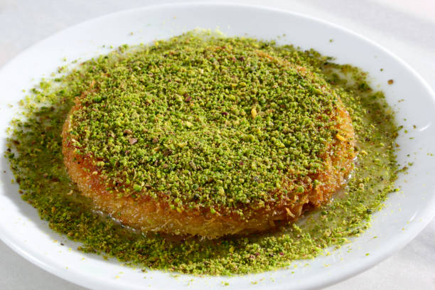 sobremesa tradicional turca künefe (kanafeh) - künefe - fotografias e filmes do acervo