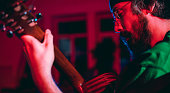 nahaufnahme-von-musikern-die-im-neonlicht-auftreten-konzept-der-werbung-hobby-musik-festival.jpg?b=1&s=170x170&k=20&c=HwD5MKYS5JoTkGOfH7goCao1kXqALNSVdKFDYKpHKNA=