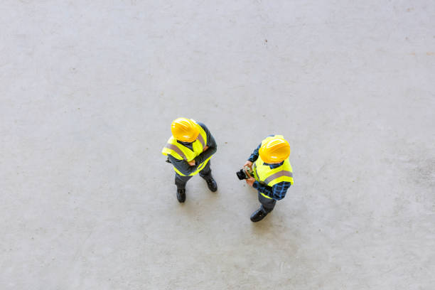 visão de alto ângulo dos trabalhadores da construção - safety meeting construction site construction - fotografias e filmes do acervo