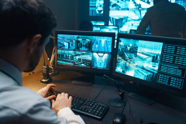 guardia de seguridad observando el sistema de seguridad de monitoreo de vídeo. - spy fotografías e imágenes de stock