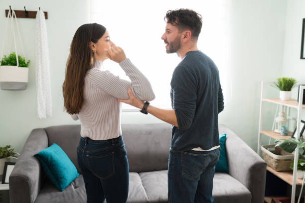 coppia latina con problemi di relazione e abuso fisico - arguing anger couple furious foto e immagini stock