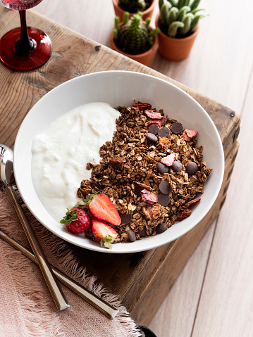 Granola, Yogurt, Breakfast, Breakfast Cereal, Fruit, strawberry, chocolate, Nut - Food, Oatmeal, Agriculture, Antioxidant, Berry, Berry Fruit, oat, food and drink,