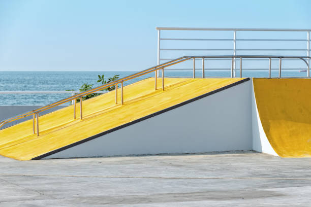 couleur jaune et grise de patinage de rampe - skateboard park ramp park skateboard photos et images de collection