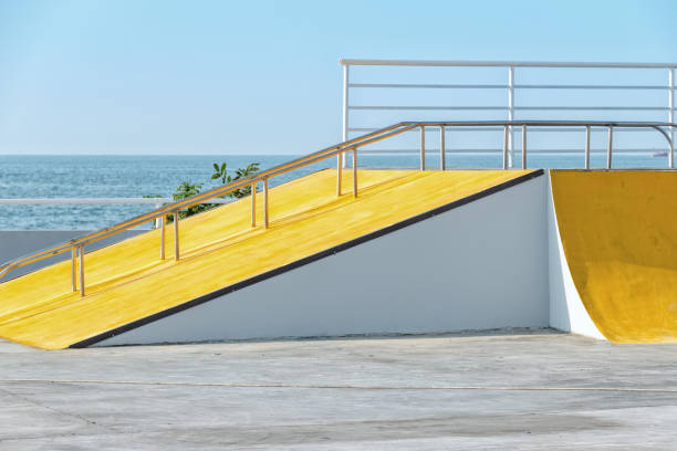 рамп катание желтого и серого цвета - skateboard park ramp park skateboard стоковые фото и изображения