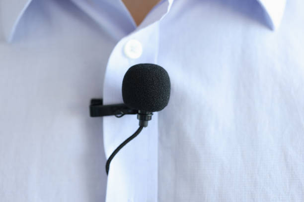 лапель микрофон носится на мужской синей рубашке - lapel стоковые фото и изображения