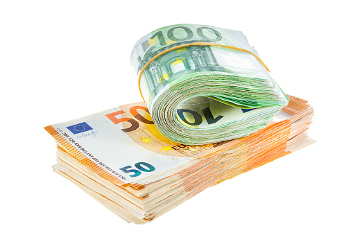 3d render Euro 100 banknote currency (clipping path)