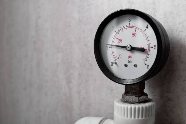manómetro, manómetro de agua en el sistema de calefacción del hogar. - boiler steam pressure gauge gauge fotografías e imágenes de stock