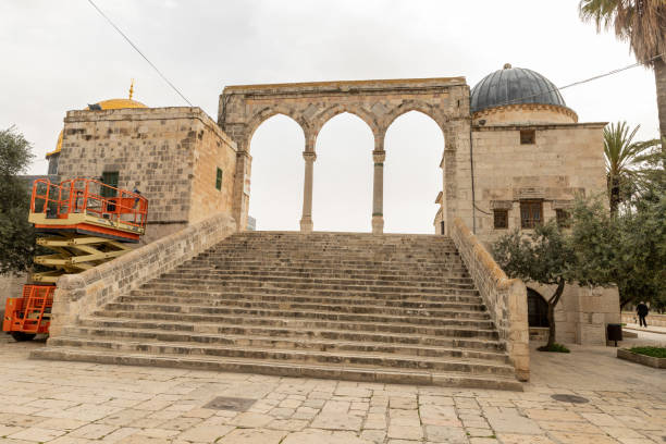 canyors - arcos de pedra nas escadas que levam à mesquita do domo da rocha no monte do templo na cidade velha de jerusalém em israel - jerusalem old town dome of the rock city - fotografias e filmes do acervo