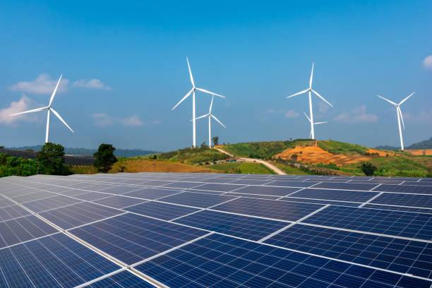 les parcs solaires et les centrales éoliennes sont une centrale d’énergie renouvelable. concept d’énergie propre. - engineer wind turbine alternative energy energy photos et images de collection