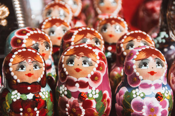 brinquedos russos matryosha coloridos em exposição - russian nesting doll babushka doll large group of objects - fotografias e filmes do acervo