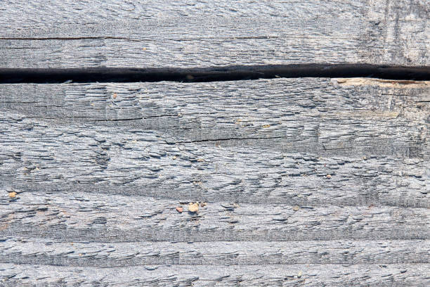старый песчаный выветривается промывают испорченной текстурой дерева с горизонтальной трещины годовых колец и зерен речного песка. естес� - dry river textured effect dirt стоковые фото и изображения