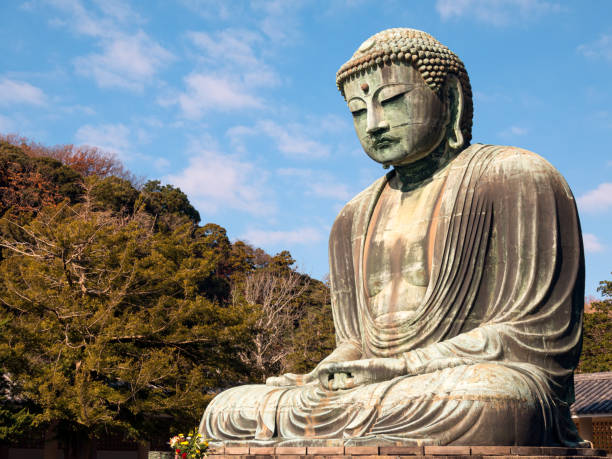 estatua de daibutsu en el templo kotoku-in; monumental estatua de bronce al aire libre del buda amida - hase temple fotografías e imágenes de stock