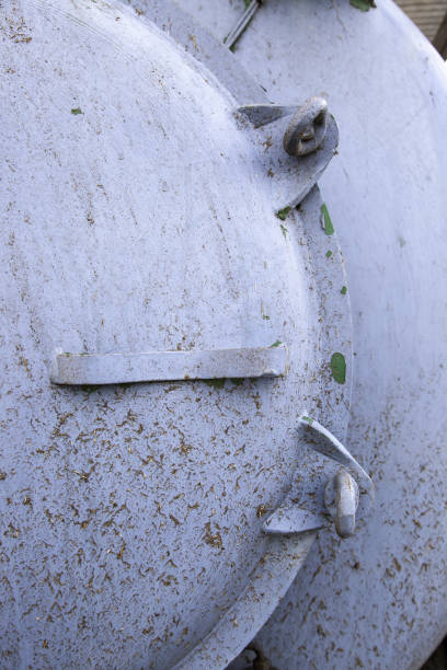 coperchio a tenuta d'aria arrugginito - rusty storage tank nobody photography foto e immagini stock