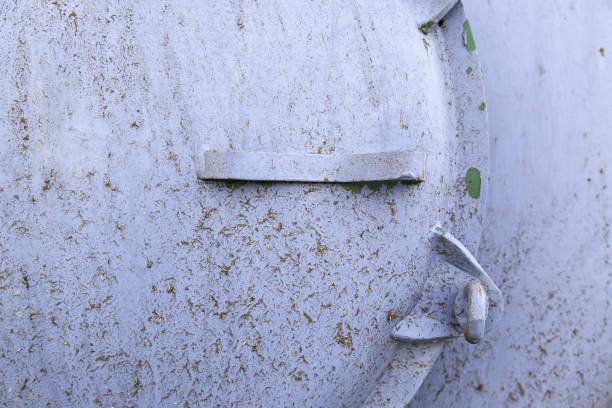 coperchio a tenuta d'aria arrugginito - rusty storage tank nobody photography foto e immagini stock