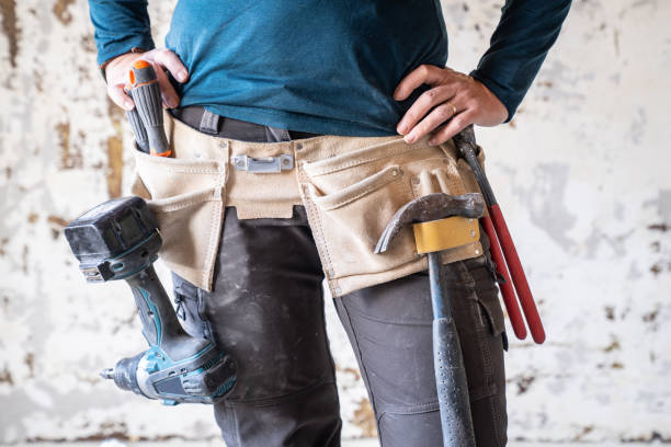 joven trabajadora de la construcción con cinturón de construcción - tool belt belt work tool pliers fotografías e imágenes de stock