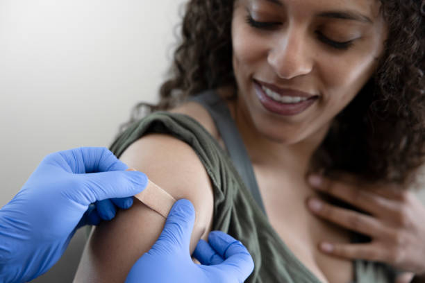 vacinado - injeção insulina luva - fotografias e filmes do acervo