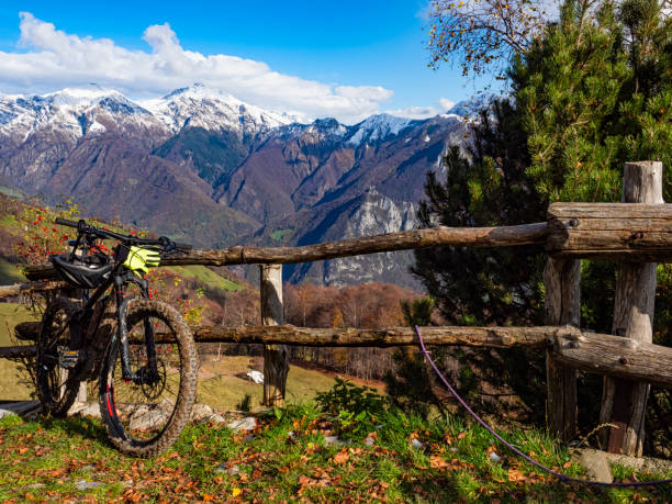 горный велосипед в альпах вальсассина весной - country road fence road dolomites стоковые фото и изображения