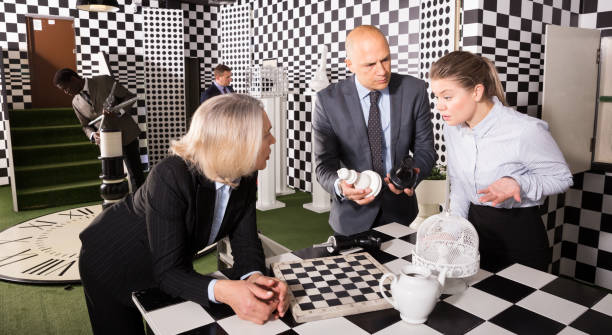 biznesmeni w szachowym escape roomie - chess board room business strategy zdjęcia i obrazy z banku zdjęć