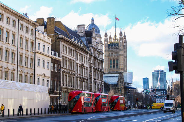 gli autobus rossi si allineano lungo whitehall, nel centro di londra - cenotaph foto e immagini stock