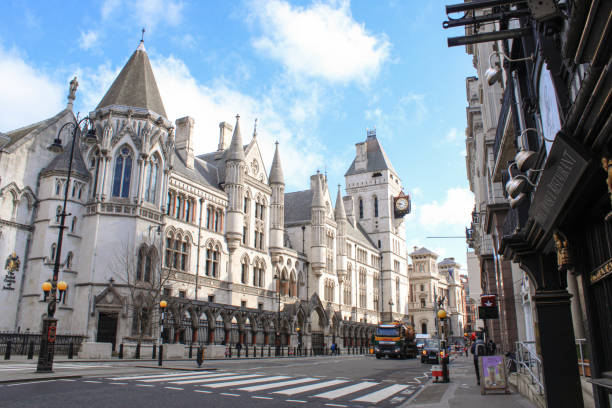 the royal courts of justice, central london, vereinigtes königreich - royal courts of justice stock-fotos und bilder
