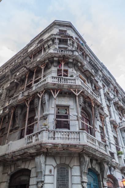 istock Dilipitated building in Old Havana 1311151941