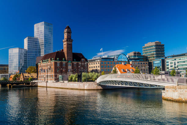 stedelijk landschap van malmö, swed - malmö stockfoto's en -beelden