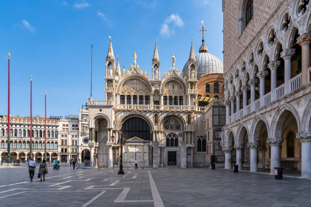 ヴェネツィア、イタリアのサンマルコ大聖堂の象徴的な観光スポットとサンマルコ広場 - basilica building exterior built structure color image ストックフォトと画像