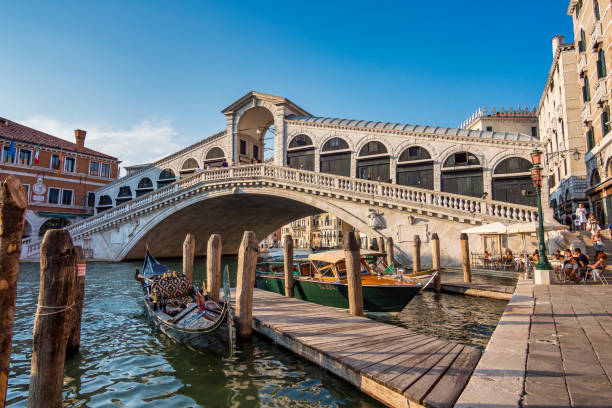 puente de rialto y gran canal en venecia, italia en europa - rialto bridge italy venice italy nautical vessel fotografías e imágenes de stock