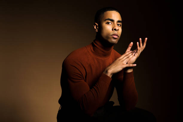 retrato de un joven guapo en estudio - cardigan men african ethnicity african descent fotografías e imágenes de stock